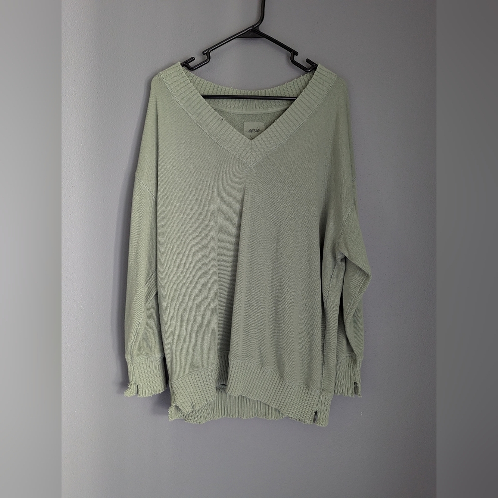 Aerie Green V-neck Distressed Sweater Women's Size XS. Ribbed Hem.